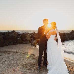 Foto sposi al tramonto in spiaggia a Fiumicino, fotografo matrimonio Roma.