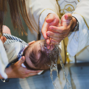 Il rito dell'acqua in chiesa, prezzi fotografo battesimo Roma.