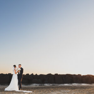 Fotografo matrimonio Fiumicino, foto romantica in spiaggia.