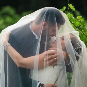 Gli sposi si baciano coperti dal velo