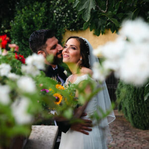 Foto sposi in mezzo ai fiori