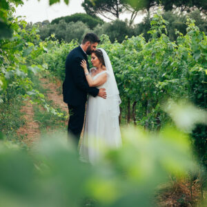 Sposi fotografati nella vigna della location a Roma
