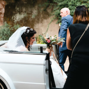 La sposa arriva in chiesa con l'automobile