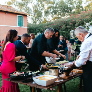 Il buffet dell'aperitivo del matrimonio italiano in location