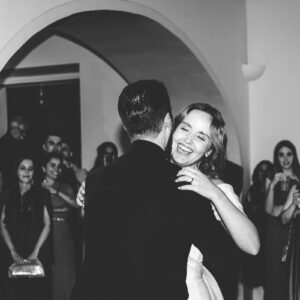 Sposa gioiosa durante il primo ballo