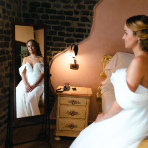 Sposa fotografata allo specchio a luce naturale