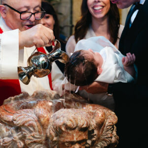 Acqua sulla testa del bimbo per battezzare