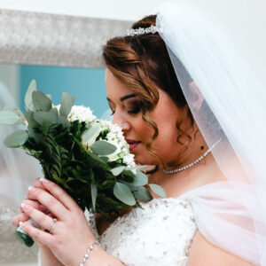 La sposa sente il profumo del bouquet