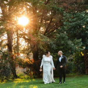 Passeggiata degli sposi al tramonto scattata dal miglior fotografo di matrimoni a Roma