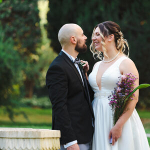 Sposi innamorati ridono contenti