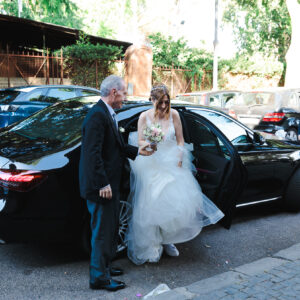 Sposa arriva in chiesa e scende dall'auto