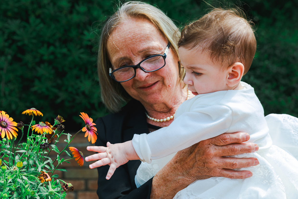 Bimba che gioca con la nonna - fotografo battesimo Roma