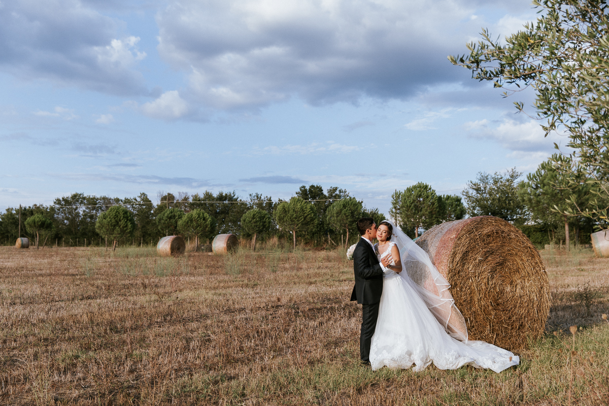 balle di fieno fotografo matrimonio roma Sposi fotografati in campagna vicino alle balle di fieno
