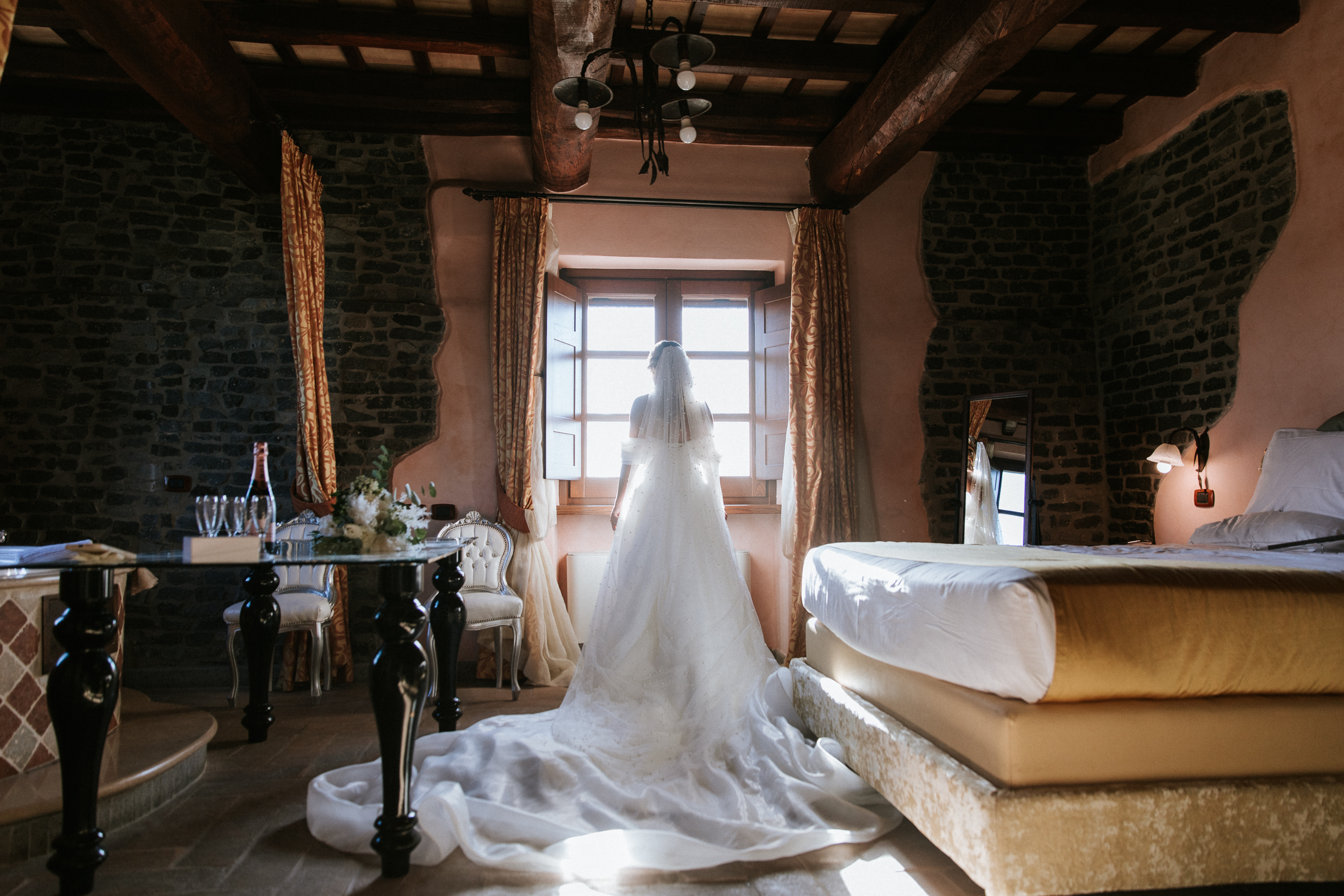 sposa fotografata davanti alla finestra con una luce bella